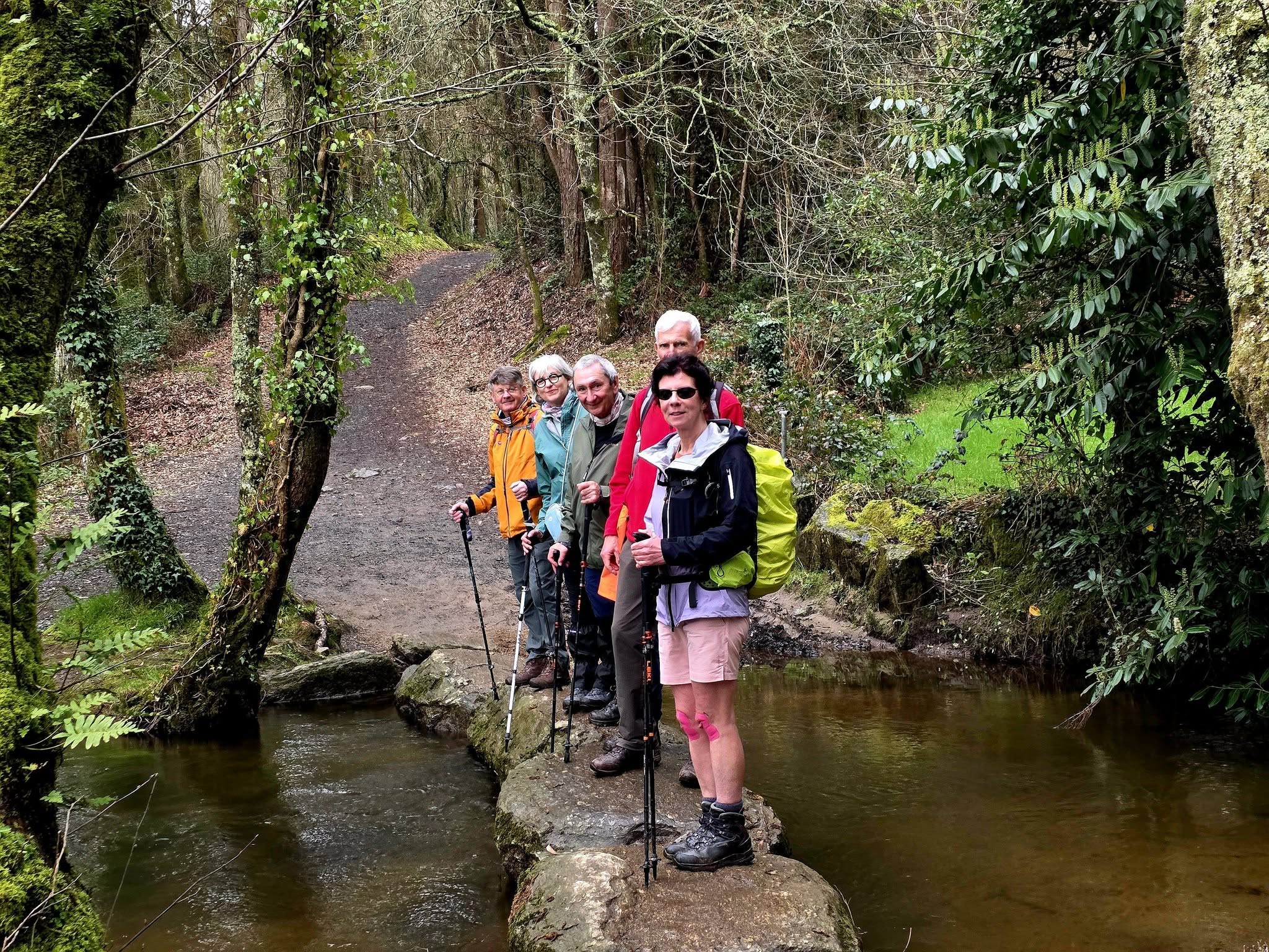 groep wandelaars op smal paadje op de camino