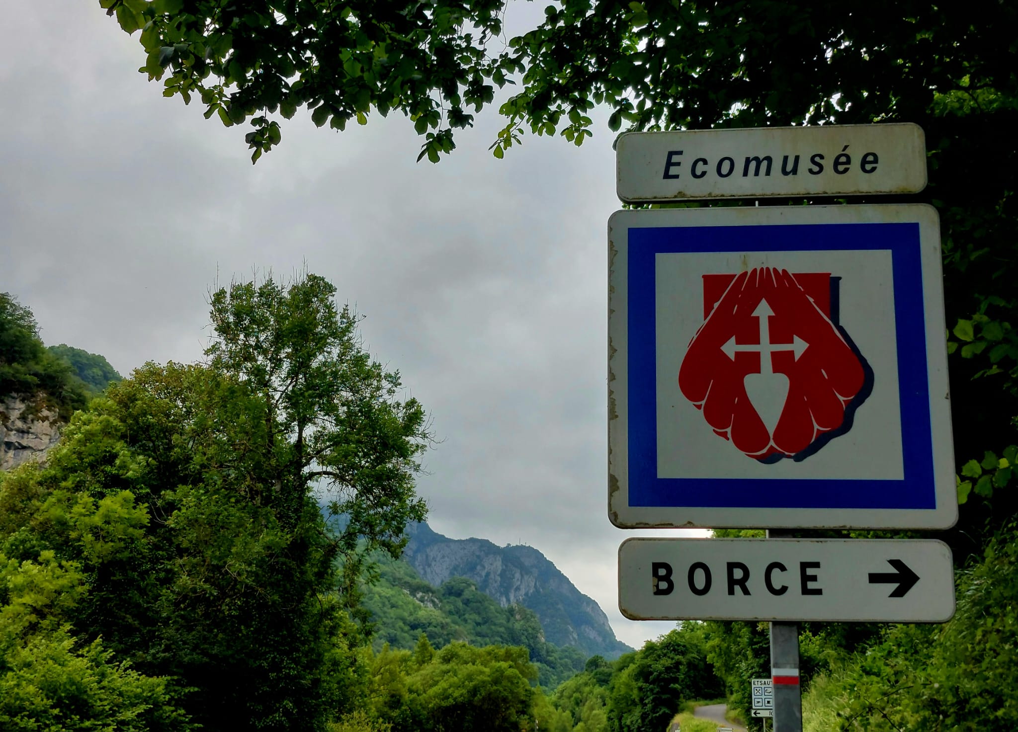straatbord met stadsnaam Borce (Frankrijk)